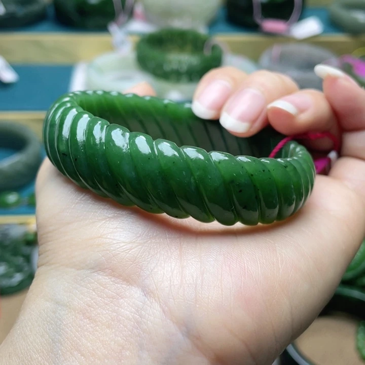 和田玉手镯61+圈口。编号71未镶嵌