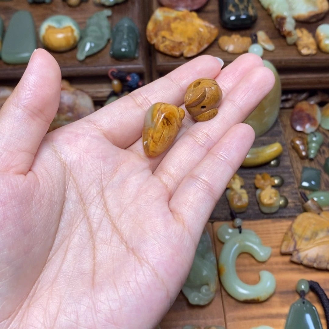 梅***豁岫岩河磨玉（透闪石质玉）未镶嵌颈饰