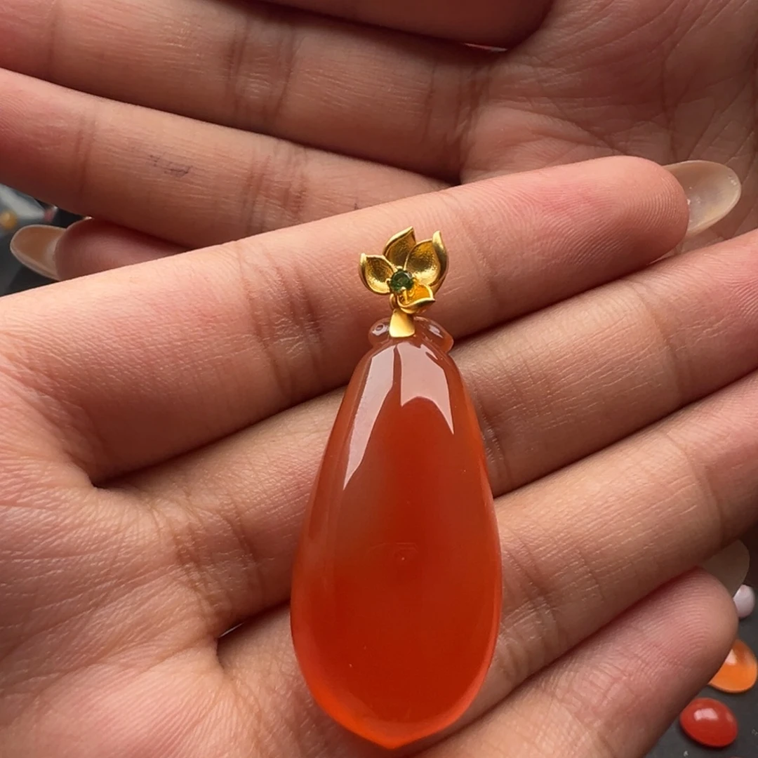 南红玛瑙18K金镶嵌吊坠