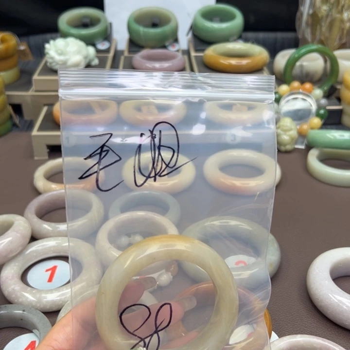 石英质玉未镶嵌手镯不****、