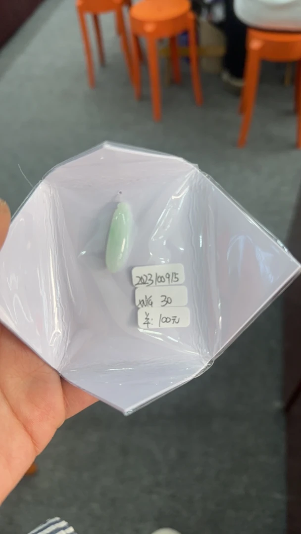 吊坠雕刻飘绿浅绿古风