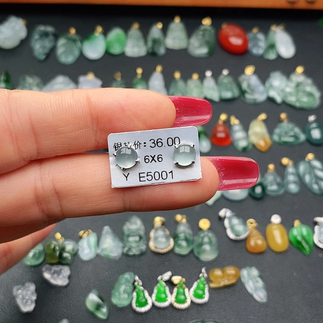 翡翠耳钉银S925镶嵌是***姐耳钉