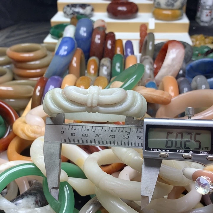 未镶嵌手镯石英质玉