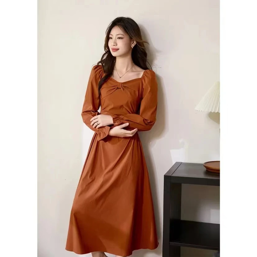 美依服秋季法式长袖赫本风方领遮肉连衣裙高级感收腰显瘦气质长裙