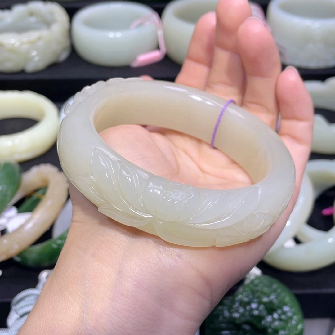 和田玉手镯未镶嵌76。 圈口62