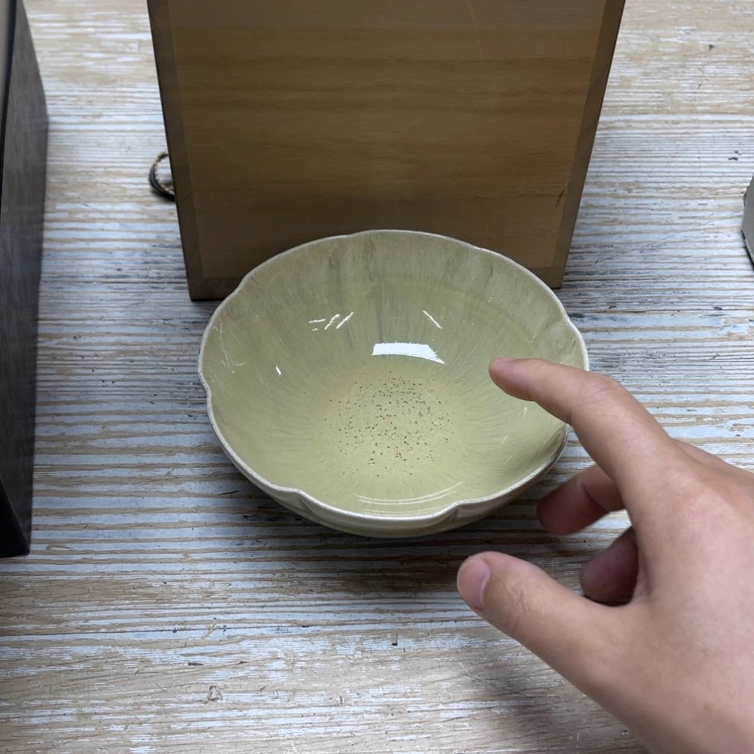 瓷片起*密密麻麻地排列着一个