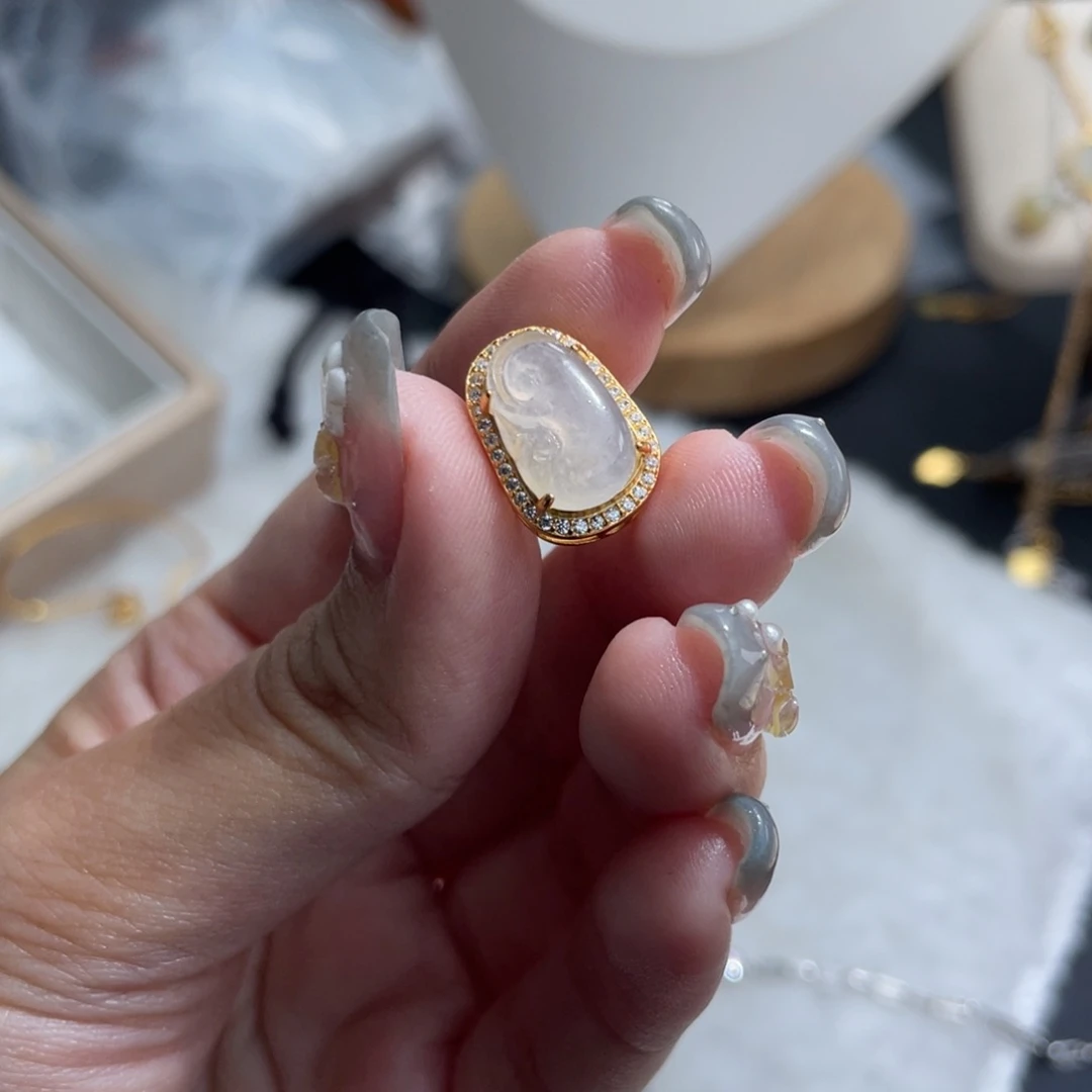 翡翠未镶嵌颈饰路路通