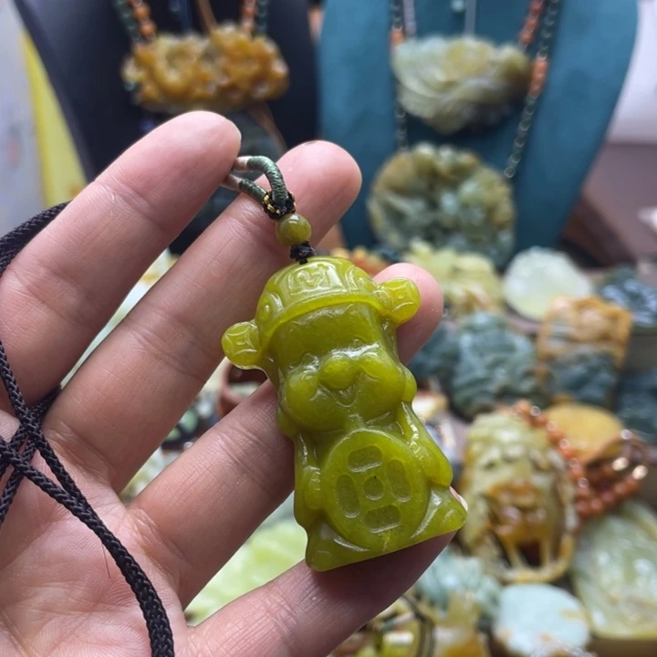 蛇纹石玉未镶嵌颈饰