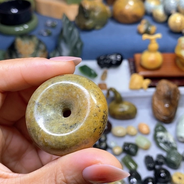 未镶嵌岫岩河磨玉（透闪石质玉）挂件