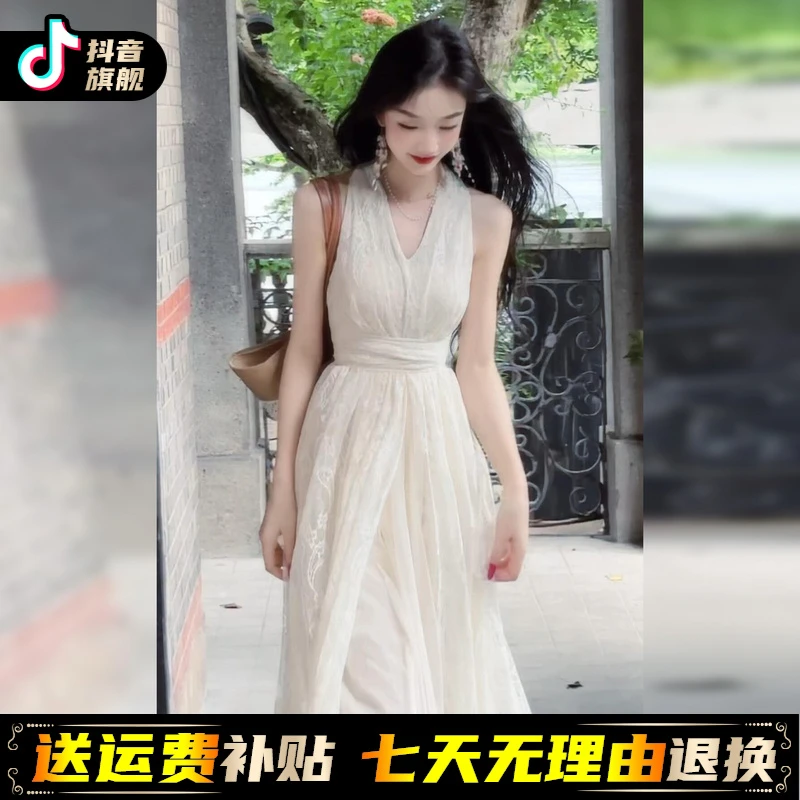 海边度假白色挂脖吊带连衣裙子小众女装夏季2025新款洋气爆款长裙