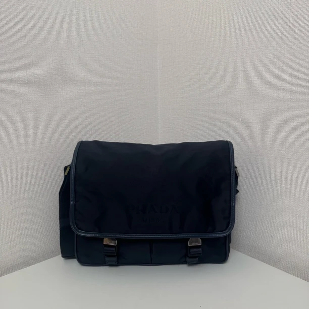95新 Prada/普拉达 97新中号尼龙双扣邮差包