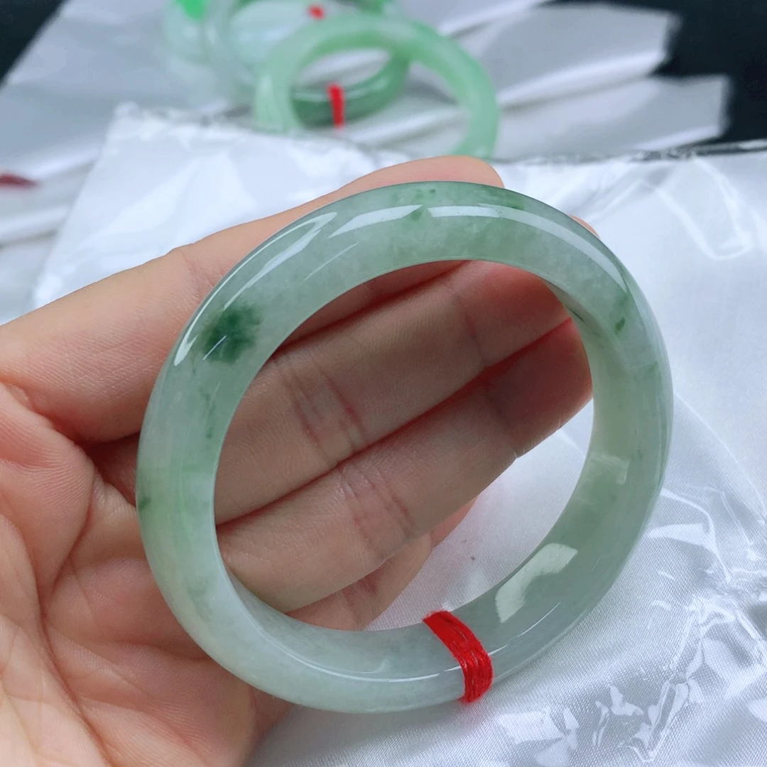 翡翠手镯未镶嵌56+飘花翡翠手镯