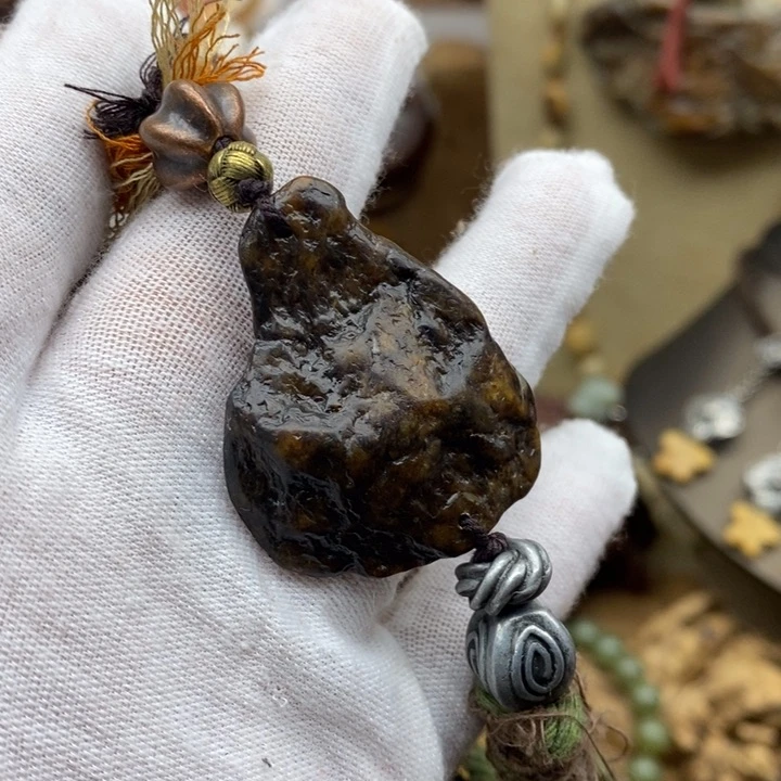 未镶嵌岫岩河磨玉（透闪石质玉）挂件