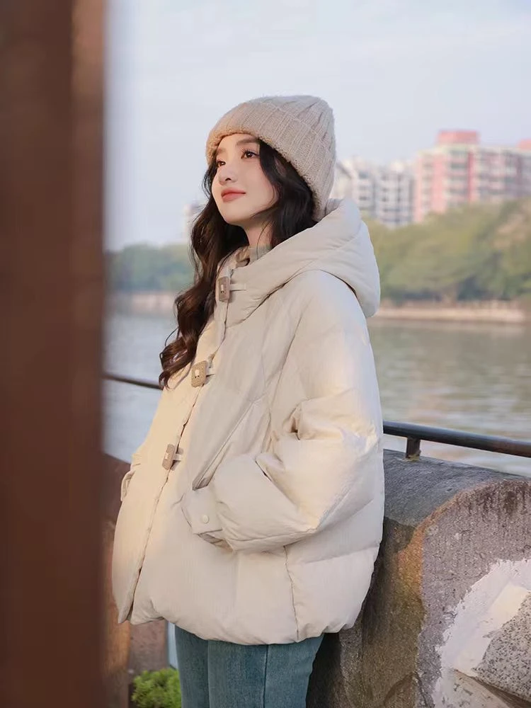 设计师三色连帽羽绒服2024冬款减龄学院风方扣设计宽松连帽面包服