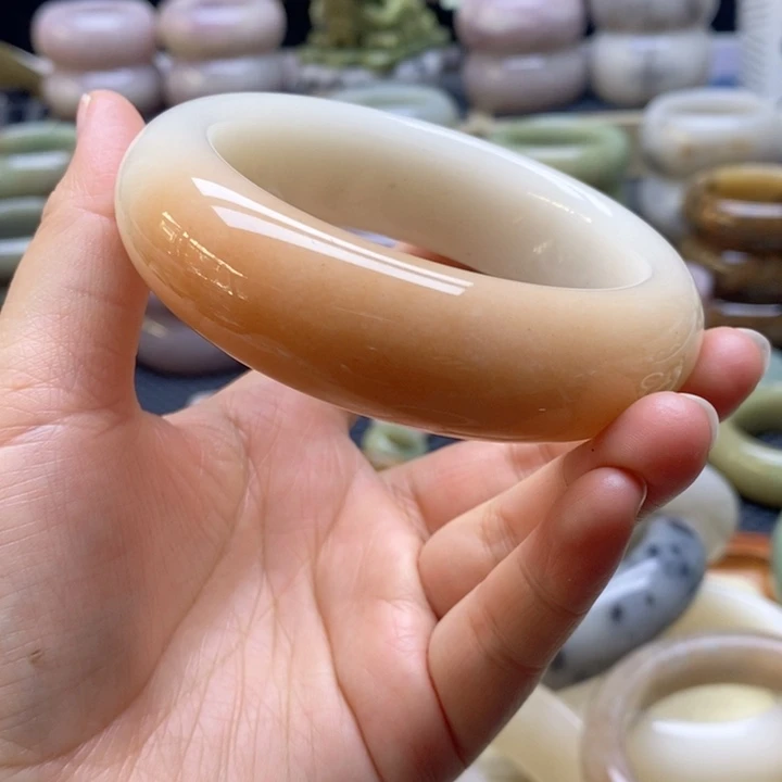 球***ㅤ石英岩玉未镶嵌手镯