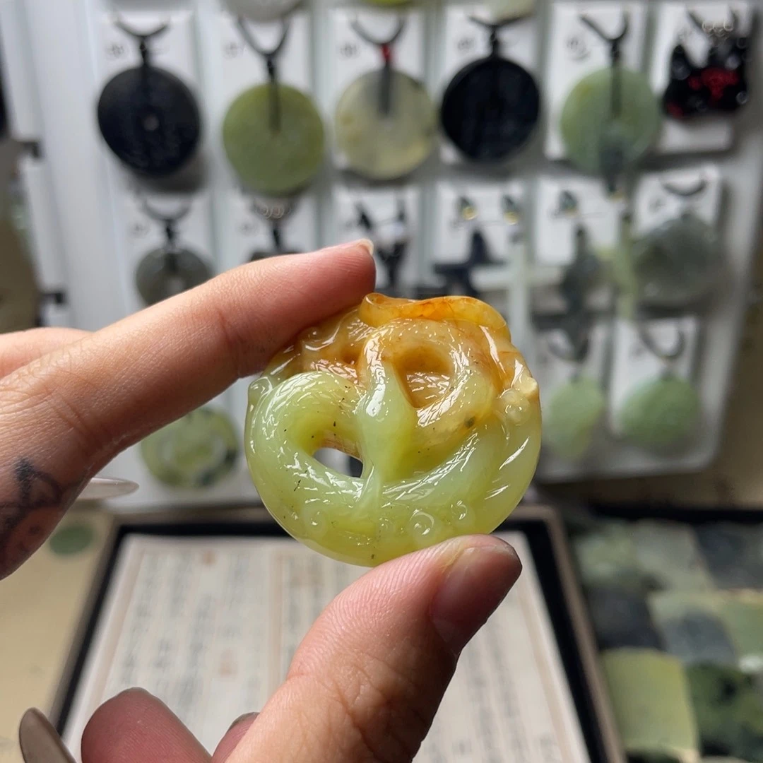 岫玉颈饰未镶嵌阿*大蛇