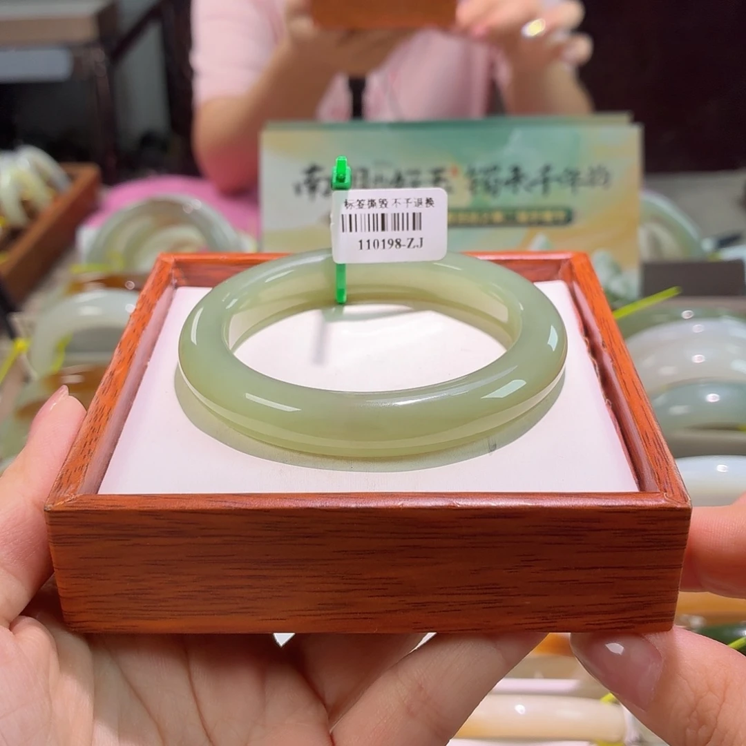 和田玉手镯未镶嵌50。 55/56