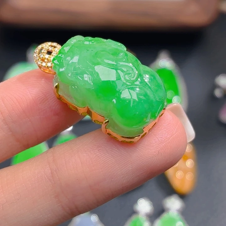 颈饰18K金镶嵌翡翠