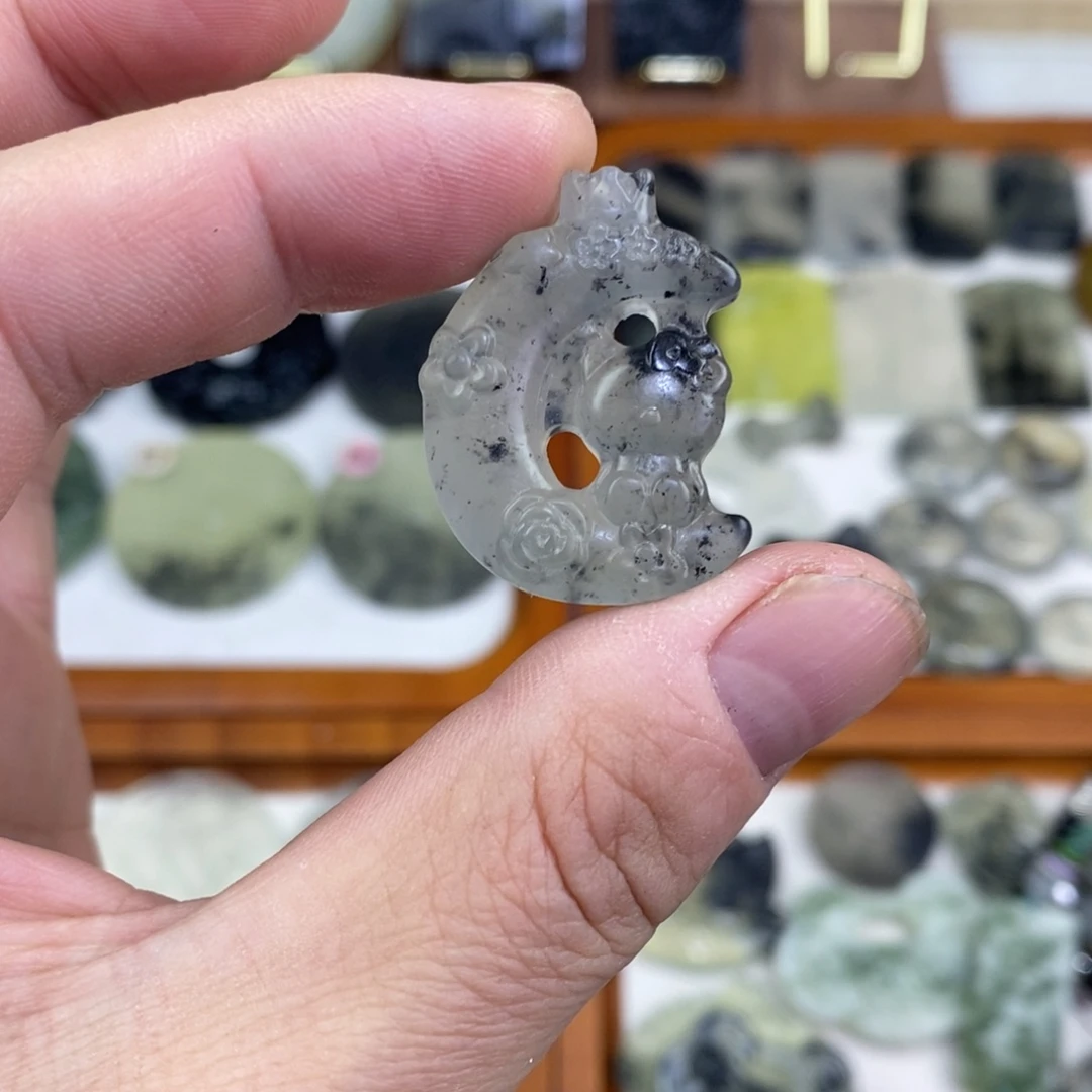 岫玉未镶嵌颈饰岫玉吊坠