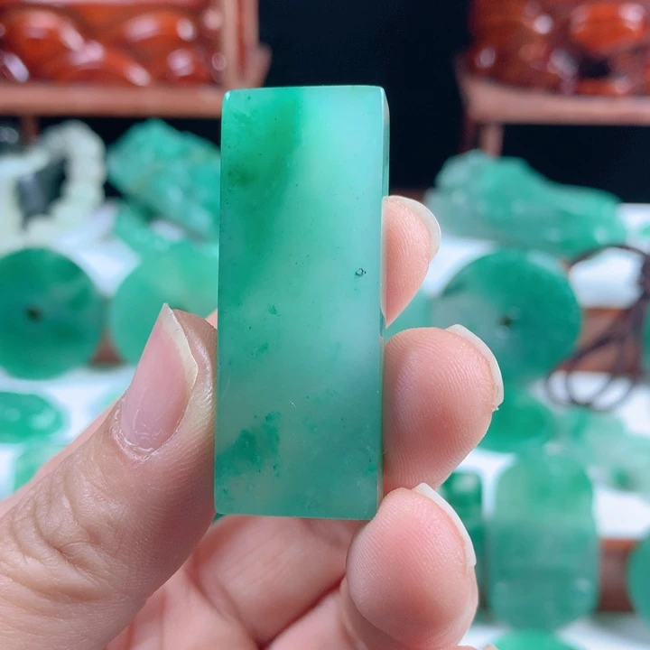 石英质玉吊坠未镶嵌大*哥