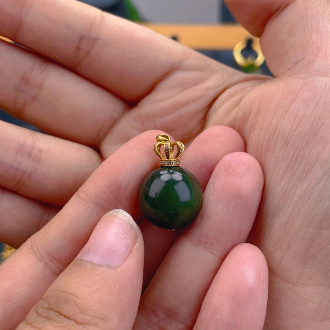 吊坠(不含链)18K金镶嵌和田玉（碧玉）皇冠吊坠