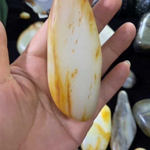 小***采和田玉（糖玉）未镶嵌车挂