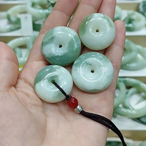 未镶嵌透闪石-蛇纹石玉颈饰瑕疵平安扣多样性发货拍一发一