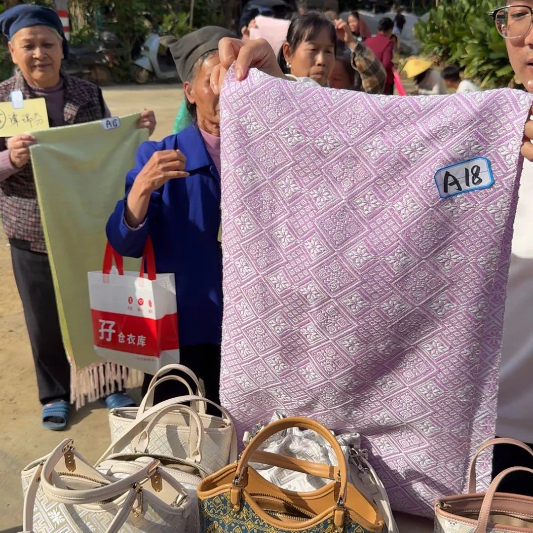织绣壮锦围巾村民手工A18