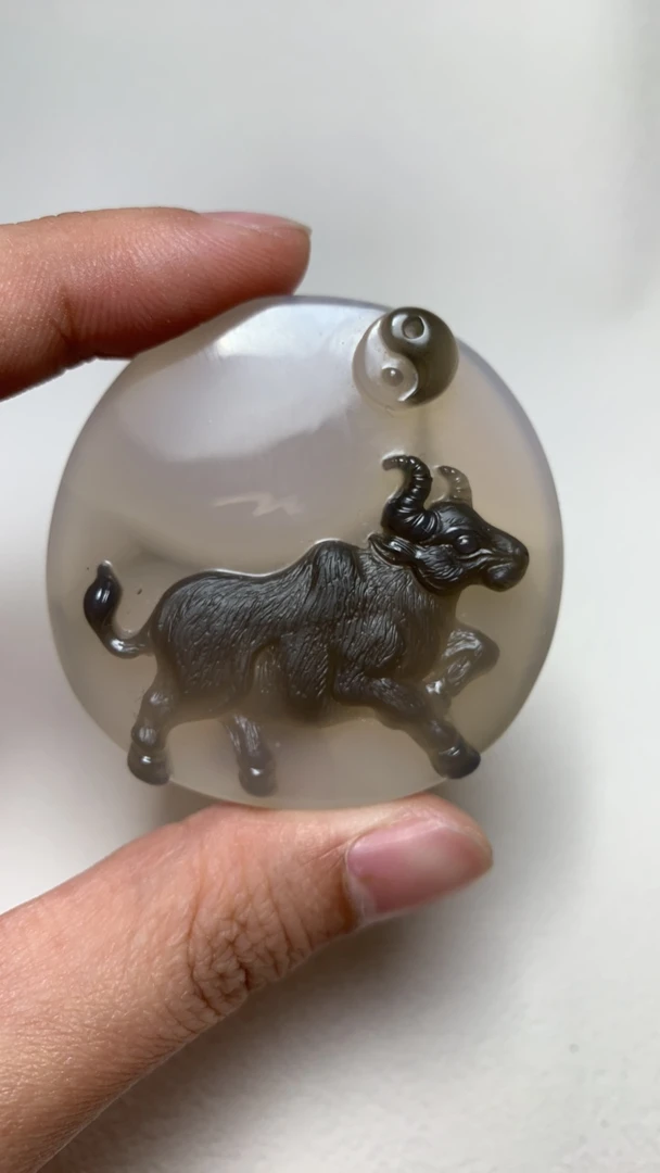 玛瑙精雕工俏色巧雕牛牌