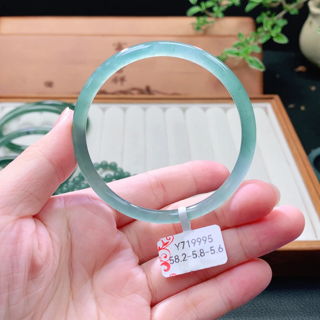 翡翠未镶嵌手镯（圆镯）