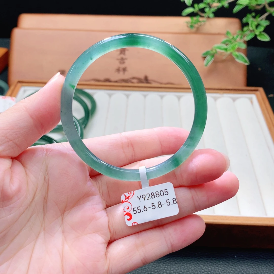 翡翠未镶嵌手镯（圆镯）