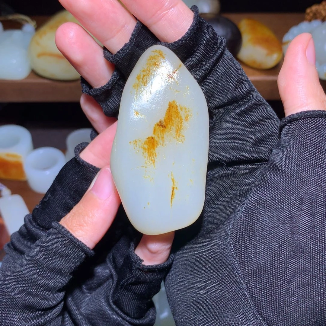 柒***歌和田玉未镶嵌颈饰