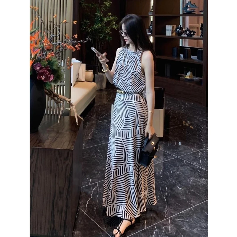 夏季森女轻奢简约遮肉ins风无袖连衣裙今年流行度假风挂脖印花裙