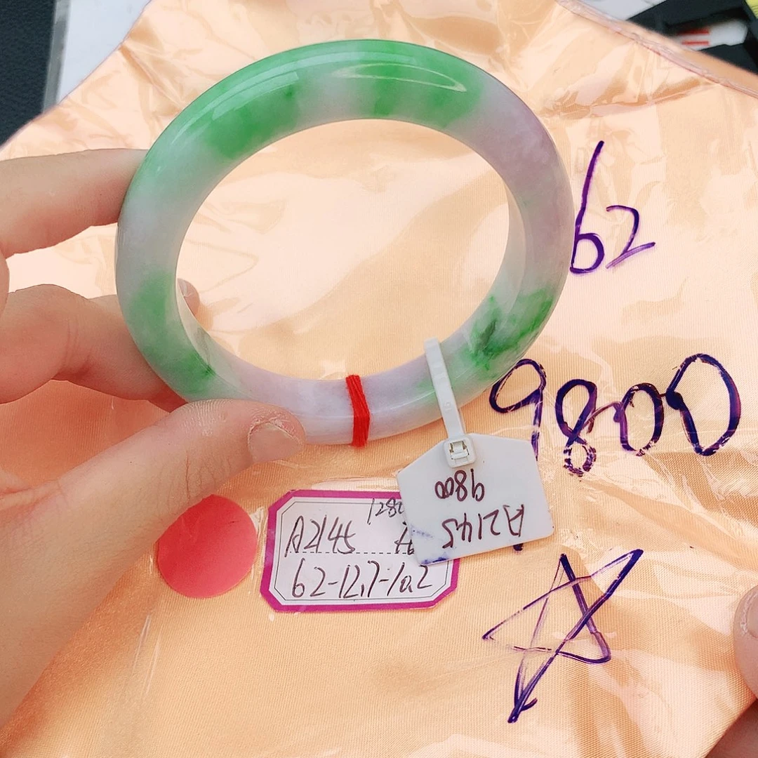 翡翠手镯未镶嵌翡翠