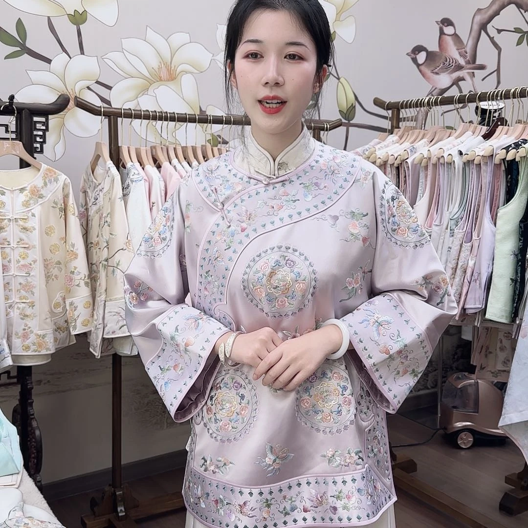 3.烟紫色团花太太服