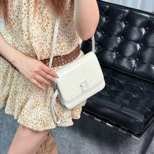95新 Balenciaga/巴黎世家 白色鳄压翻盖斜挎包 xrk