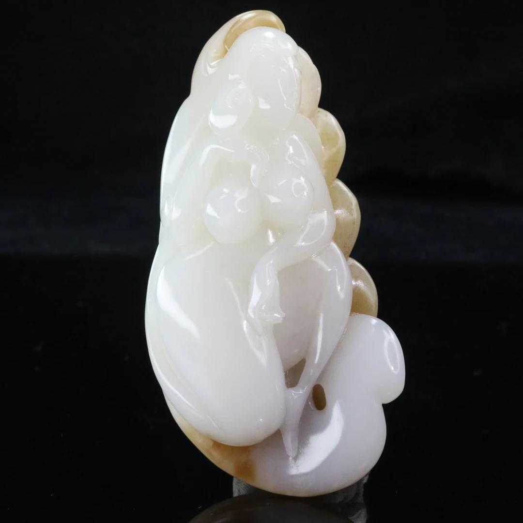 39和田玉且末糖白玉美人吊坠（谭兆威作）/401932保利厦门拍卖