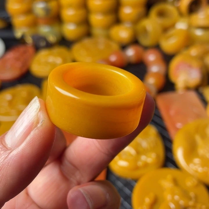未镶嵌石英质玉（黄龙玉）颈饰
