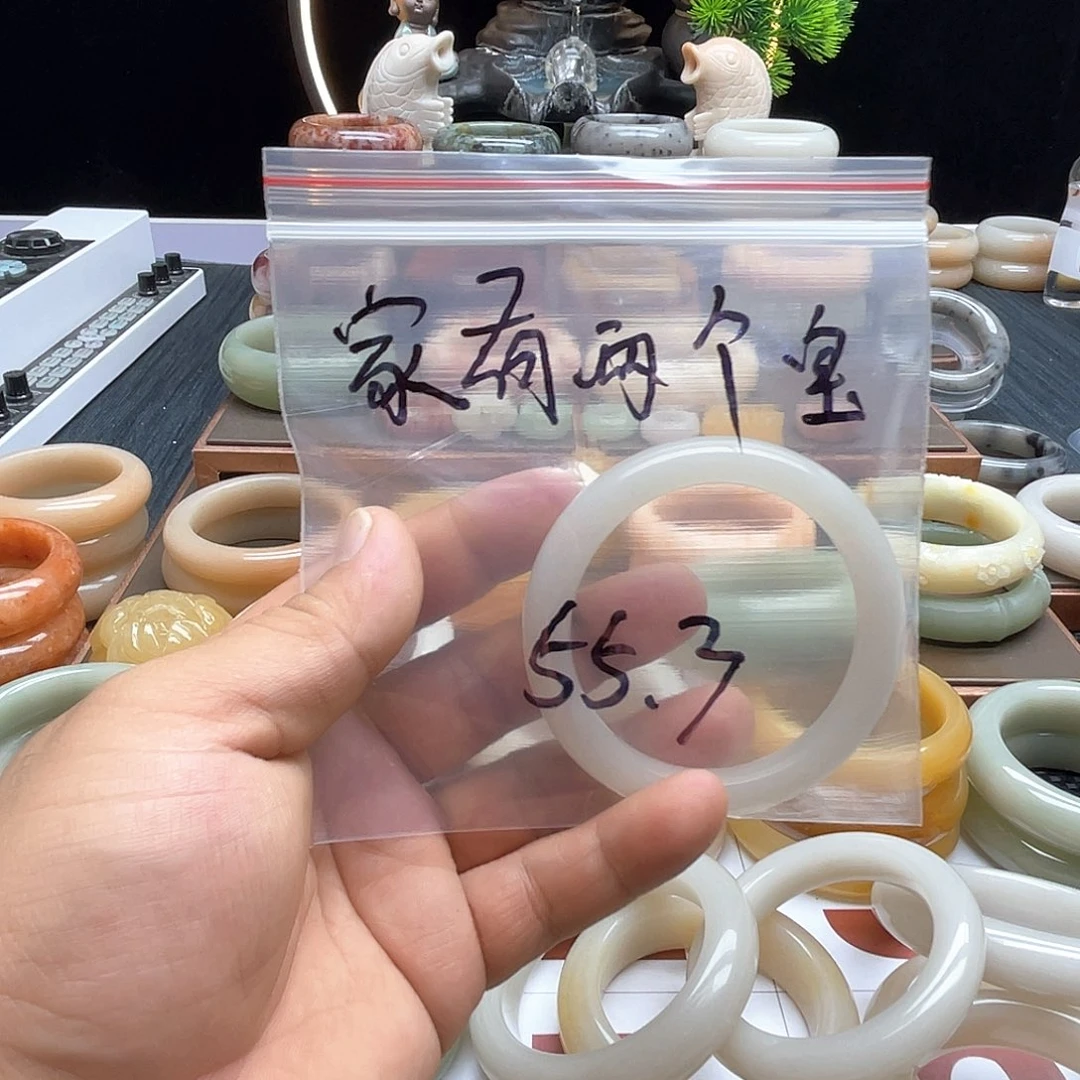 石英质玉手镯未镶嵌家****?