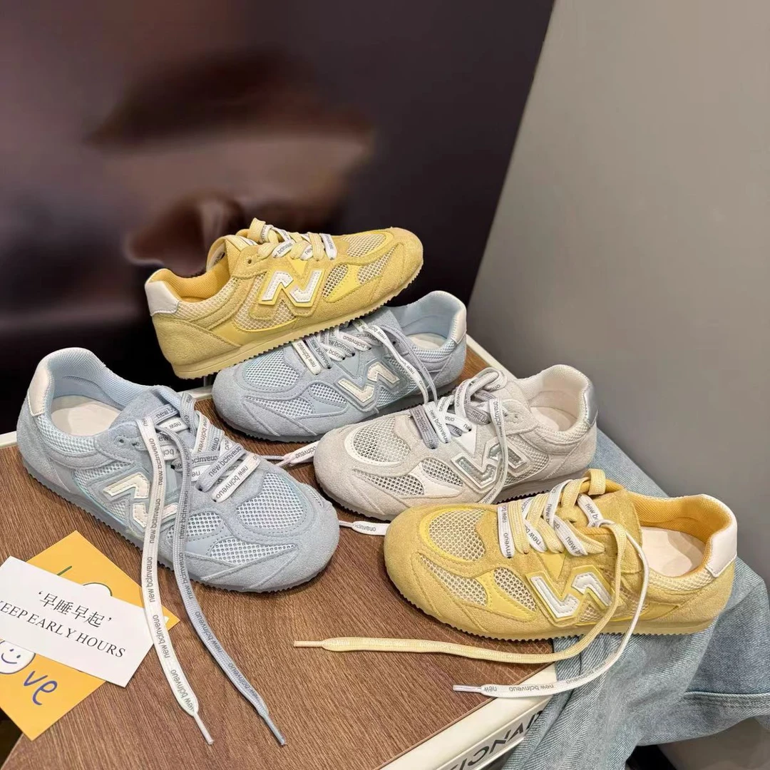 }时尚休闲鞋德训鞋网面透气运动鞋软底潮流飞织