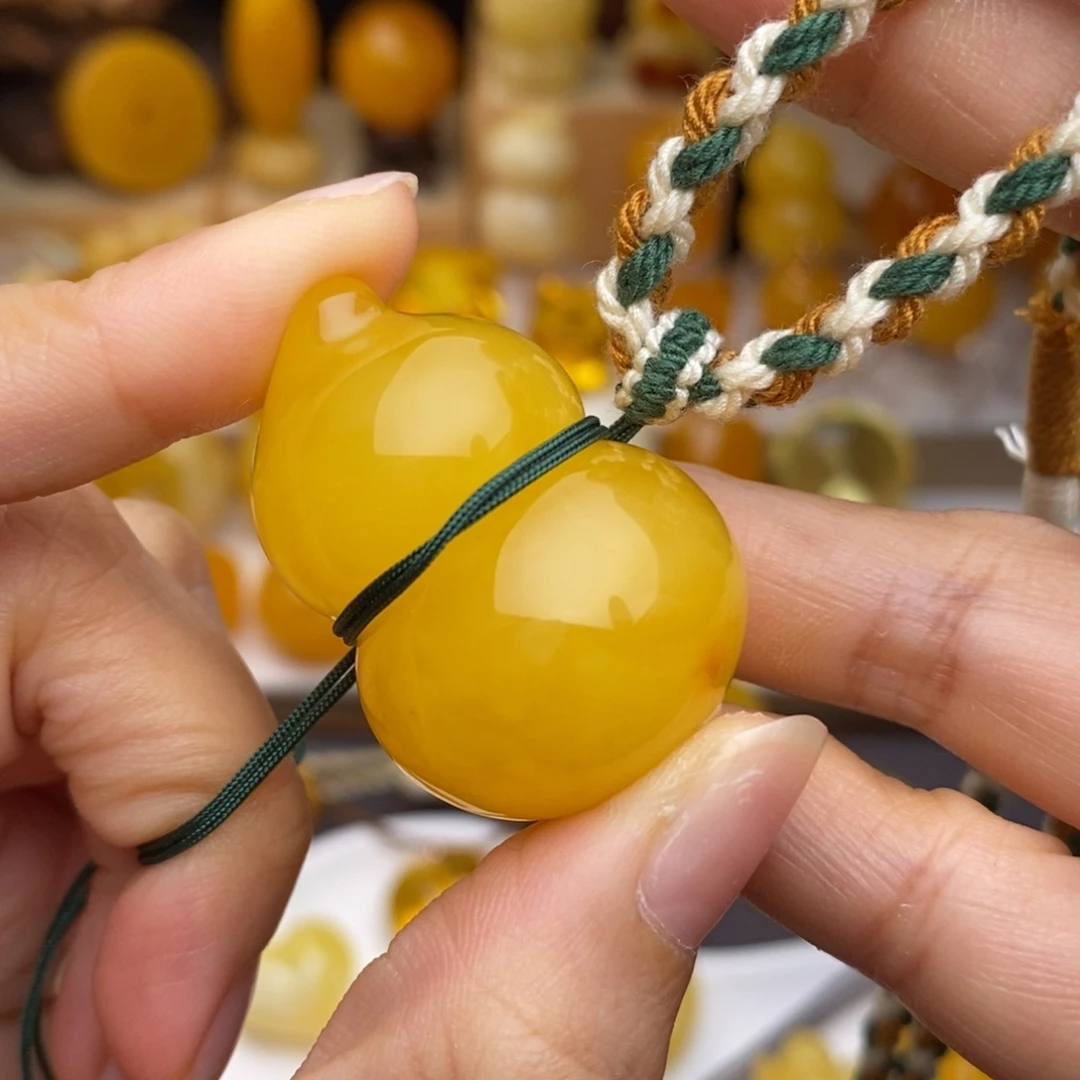 蜜蜡未镶嵌颈饰葫芦
