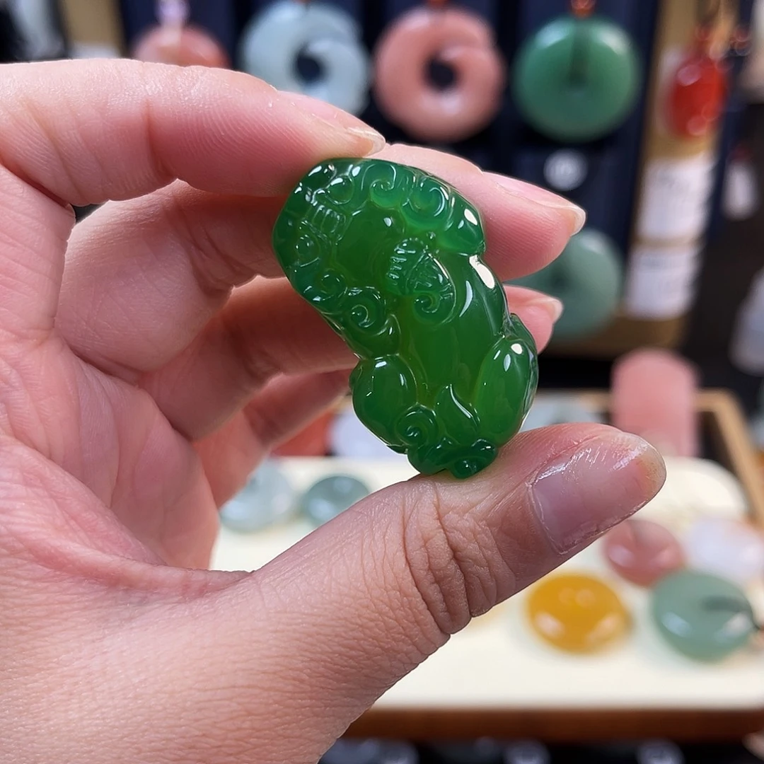 颈饰未镶嵌石英质玉彡**石