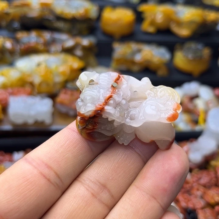 石英质玉（黄龙玉）未镶嵌颈饰