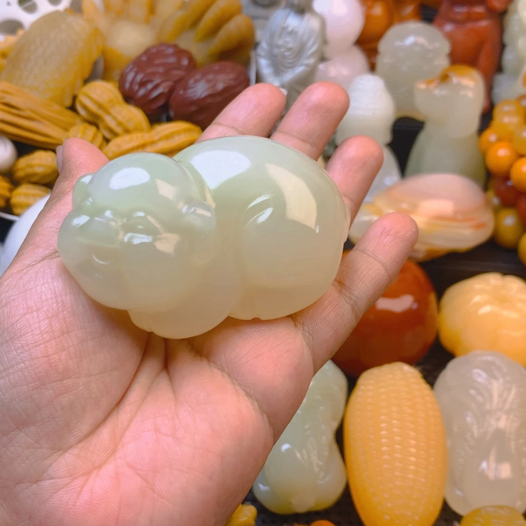 S****t新疆五彩石福猪