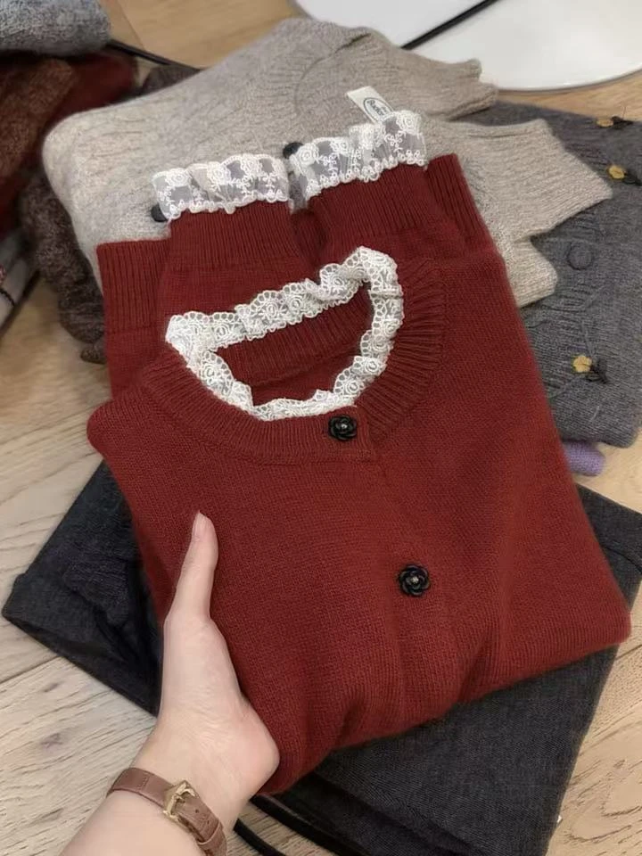 【反季毛衣】七言家 朱红茶花扣蕾丝领开衫