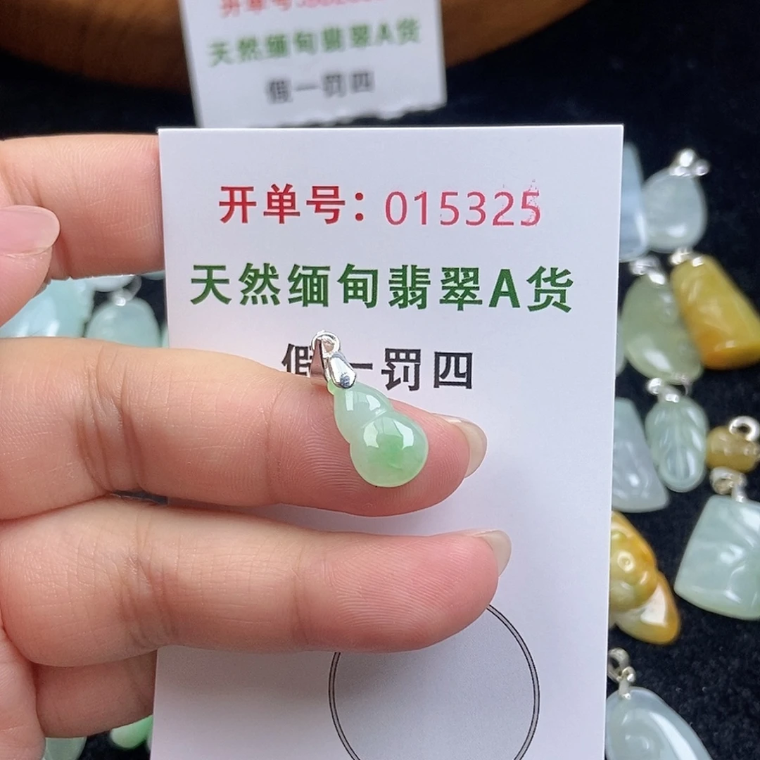 巧***豆翡翠未镶嵌颈饰天然