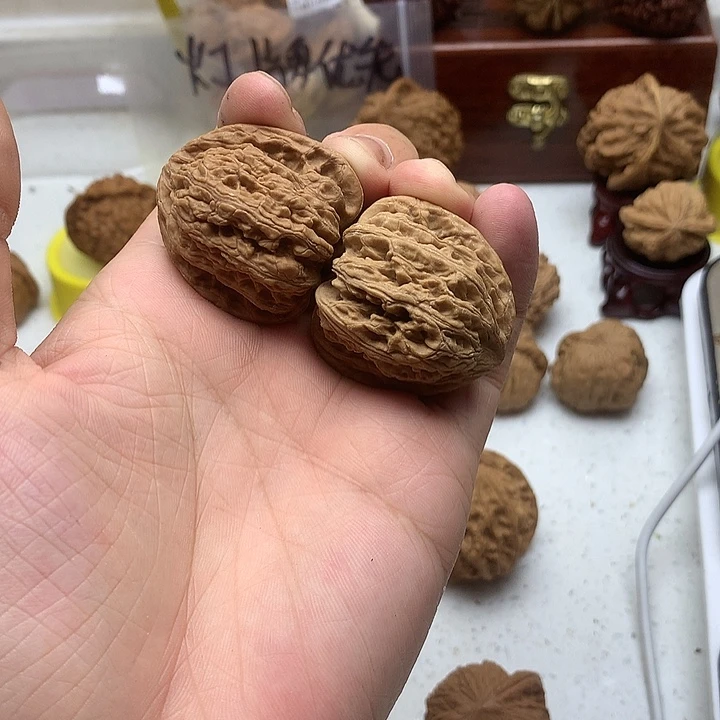蜜***茶文玩核桃吊坠密纹有磕碰