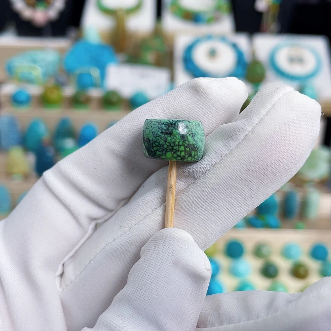 绿松石未镶嵌颈饰