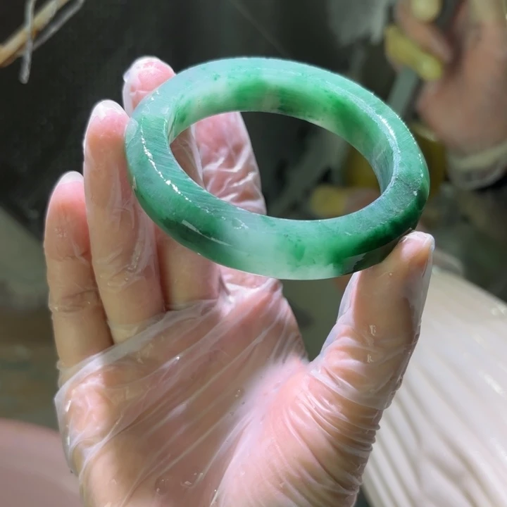 H***格石英质玉（非洲翠）未镶嵌手镯定制