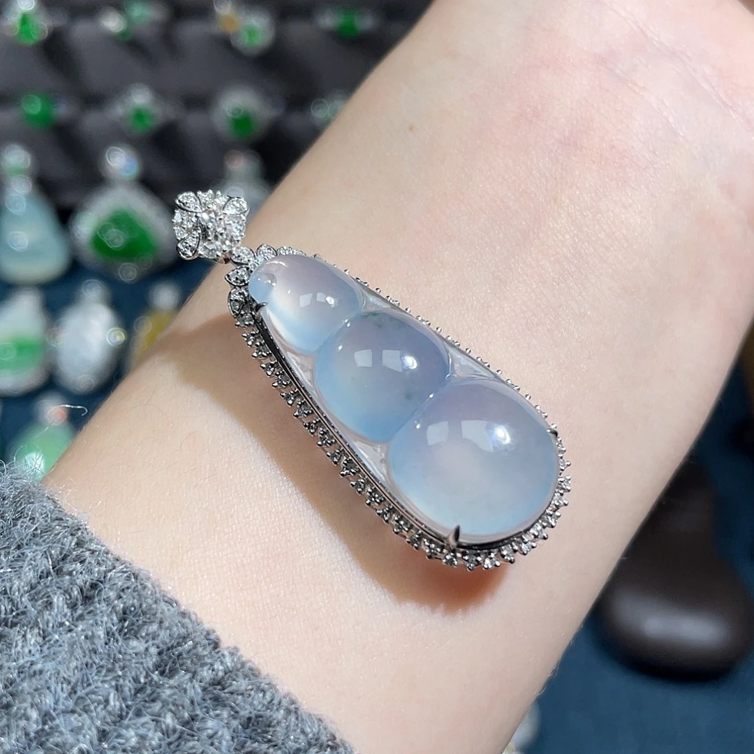 翡翠18K金镶嵌颈饰福豆